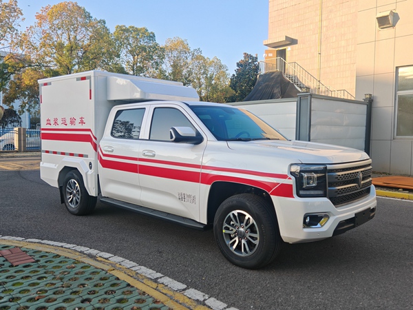 4驱自动血浆运输车